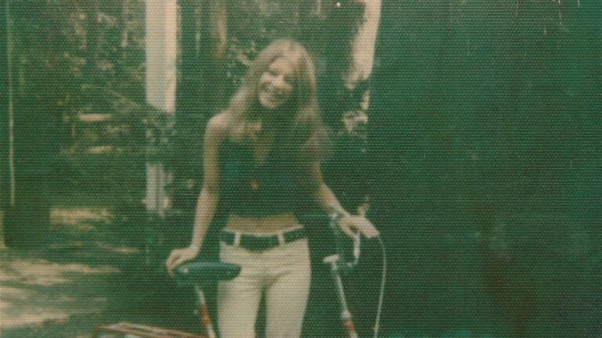 o femeie a fost gasita moarta la marginea unui drum in urma cu 40 de ani acum doua pungi din hartie au elucidat misterul