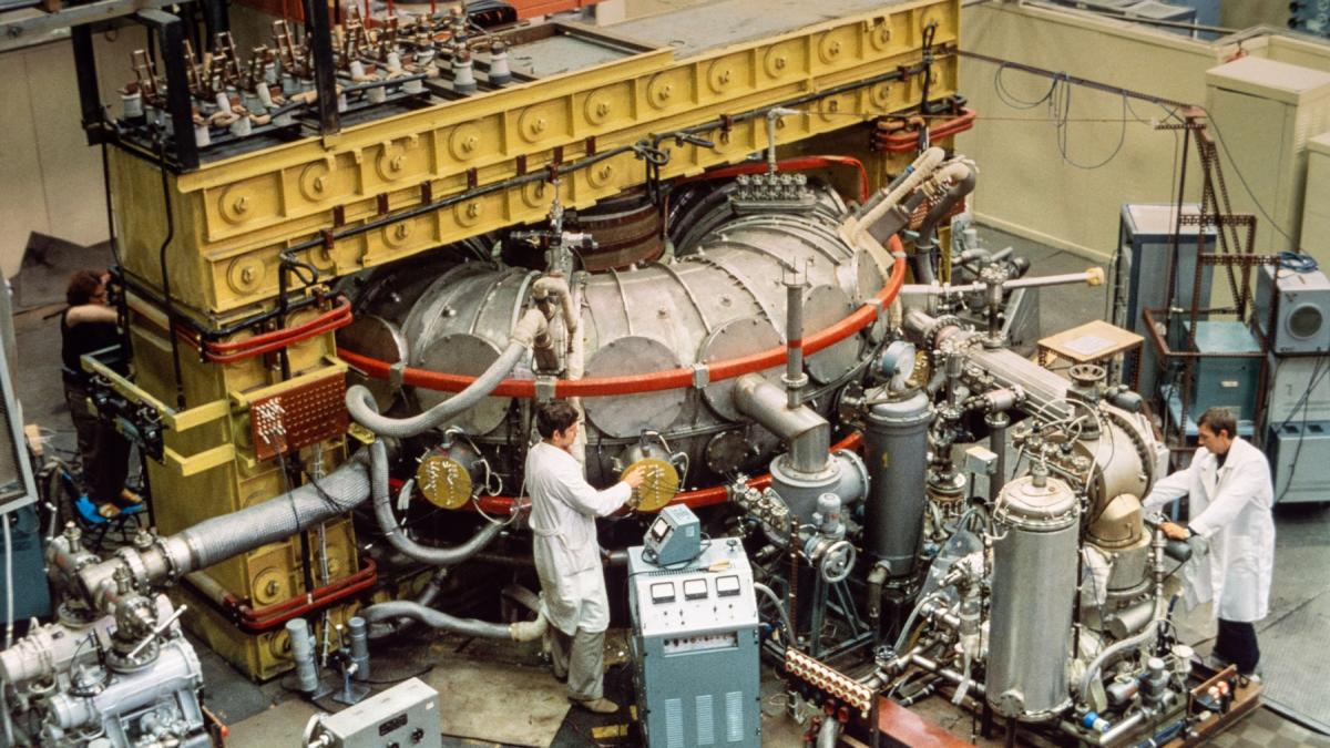 rusia va incerca sa reporneasca acceleratorul de hadroni din epoca sovietica dupa expulzarea oamenilor de stiinta de la cern