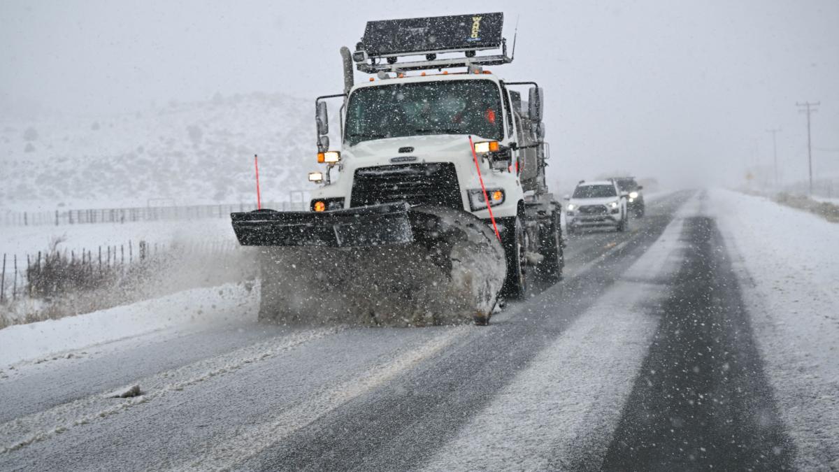 strat de nea de 40 de cm in urma primei furtuni de zapada din aceasta iarna zboruri anulate si autostrazi blocate in sua