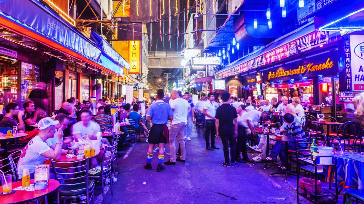 thailanda permite de acum vanzarea de alcool si in cursul dupa amiezii dupa decenii de interdictie vremurile s au schimbat