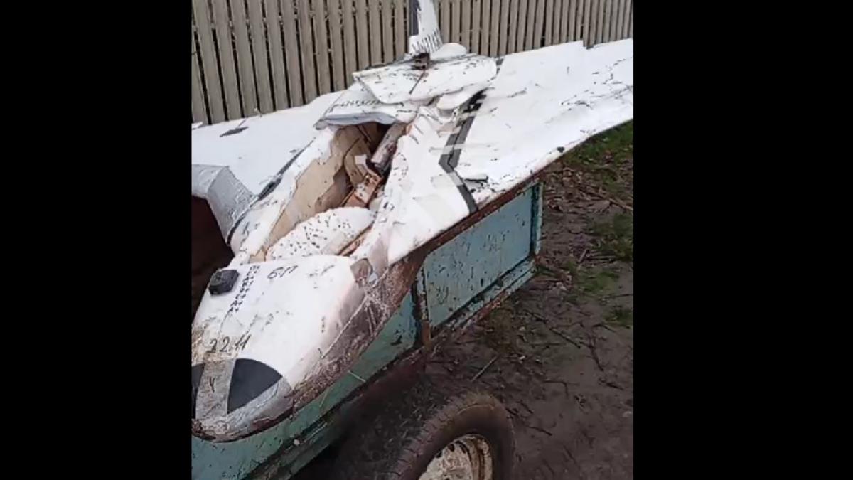 un moldovean a gasit o drona ruseasca pe camp i a scos motorul a pus o intr o remorca si a plimbat o prin sat