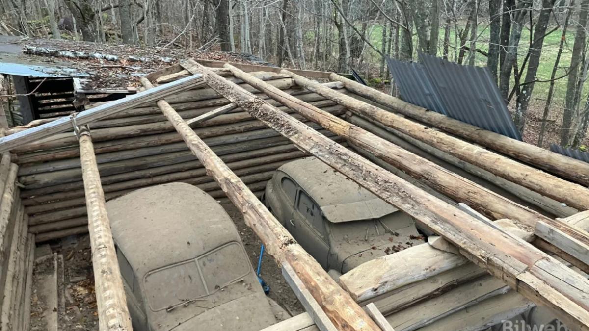 un suedez care a cumparat o ferma veche a descoperit intr un hambar doua masini de epoca spectaculoase ultima data au circulat in 1965