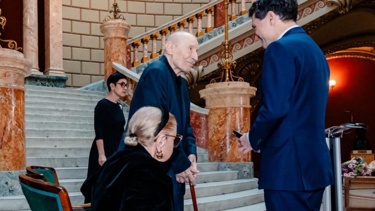 este un reper moral nicusor dan s a dus sa il felicite pe actorul victor rebengiuc care a primit premiul romania europeana 2025