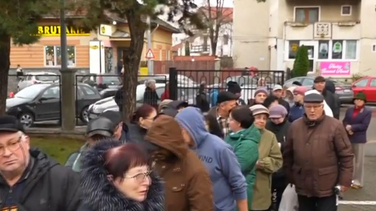 imagini ca pe vremea lui ceausescu cozi imense la apa pe semnatura la campina nu mai avem speranta