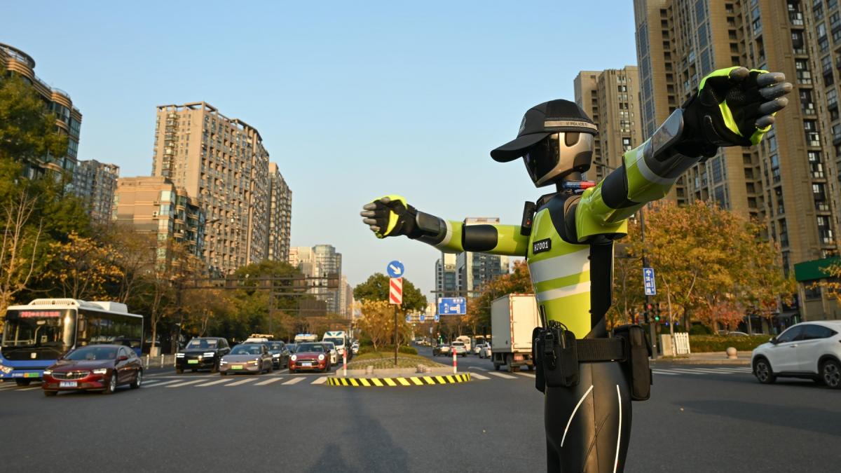 imagini virale un politist rutier robot dirijeaza traficul intr un oras din china m a vazut si m a atentionat