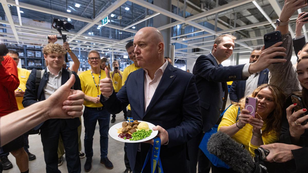 mare sarbatoare in noua zeelanda la deschiderea primului magazin ikea a fost chiar si premierul si a testat chiftelutele suedeze