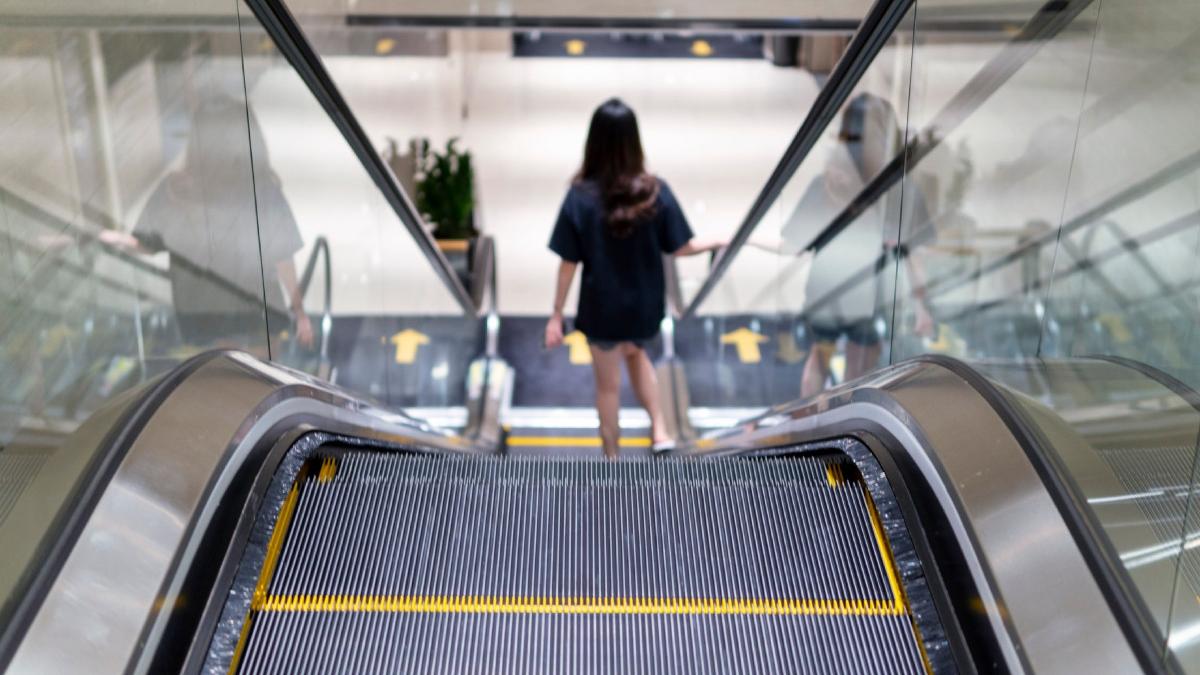 o femeie risca o amenda de 1 100 de euro pentru ca a folosit in mod gresit o scara rulanta la metrou