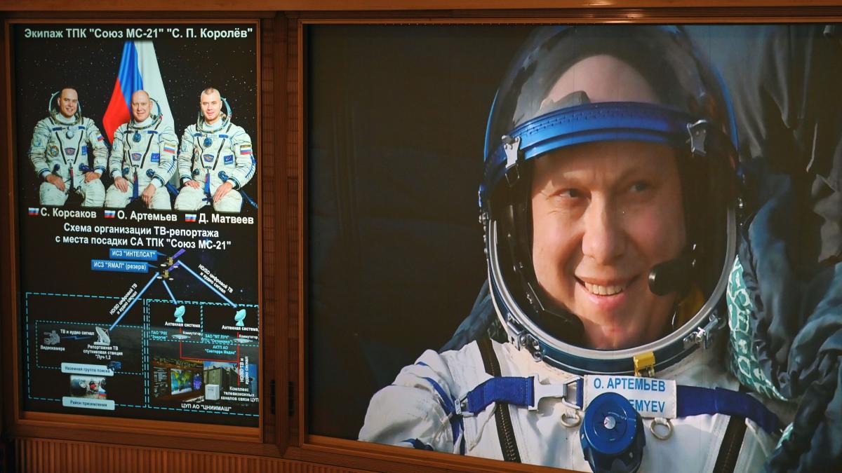 un cosmonaut rus a fost prins dupa ce a fotografiat motoarele rachetei spacex a fost dat afara din echipaj