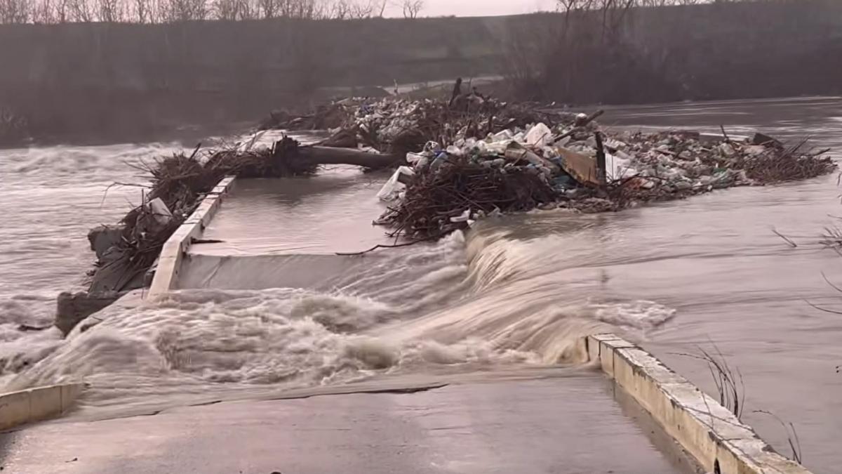 un pod a fost rupt de ape in calarasi dupa ce a fost deschis barajul mihailesti