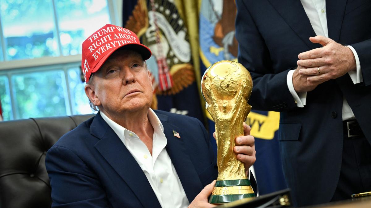 donald trump cu trofeul cupei mondiale in biroul oval