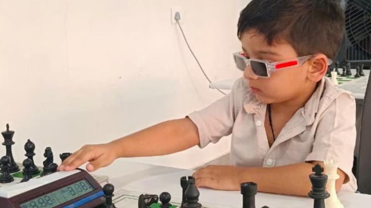 cel mai tanar jucator de sah din lume e la gradinita are doar 3 ani si deja are un rating urias