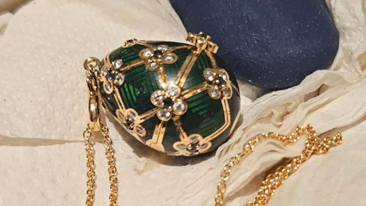 colierul cu ou faberge plin cu diamante inghitit de un barbat a fost recuperat pe cale naturala de politie dupa 6 zile