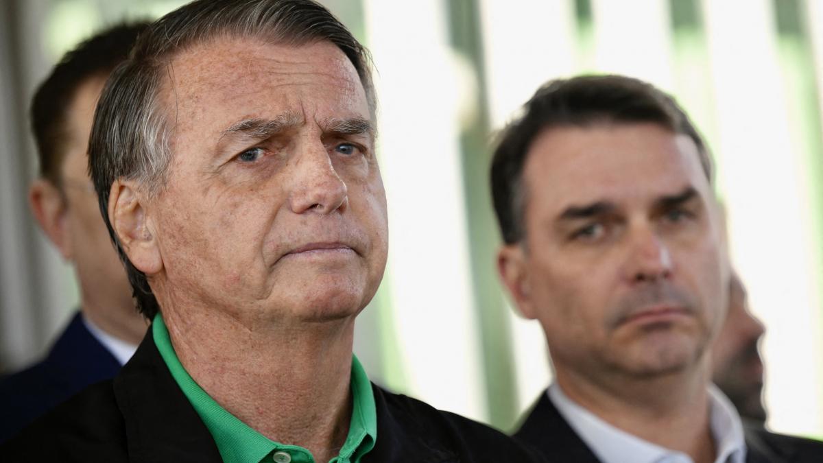 din spatele gratiilor bolsonaro isi lanseaza fiul in cursa pentru presedintia braziliei din 2026 anuntul lui flavio bolsonaro