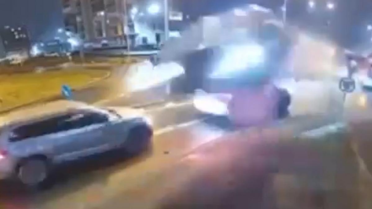 momentul incredibil in care un sofer din oradea zboara cu masina peste un sens giratoriu si deasupra altor doua masini