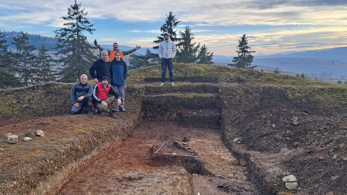 noile descoperiri arheologice de la cetatea zanelor si dambul cetatii ofera detalii despre organizarea asezarilor preistorice si dacice