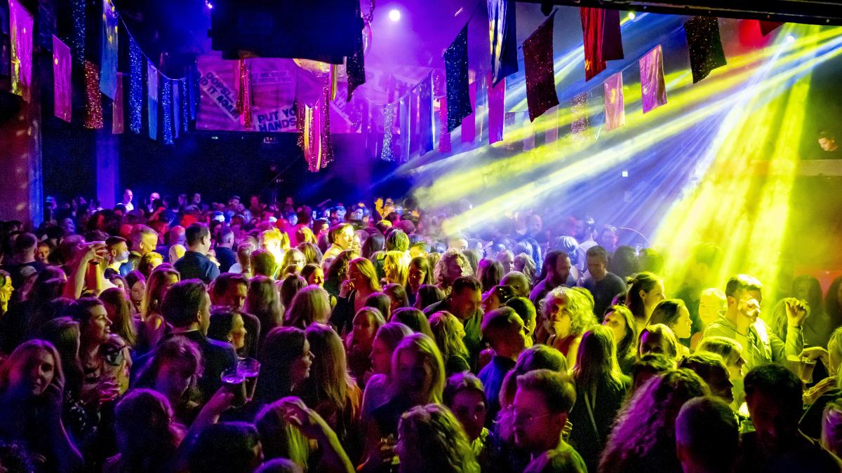 noul hit dance romanesc aflat acum in topurile internationale oricine a avut o dezamagire in dragoste se regaseste in melodie