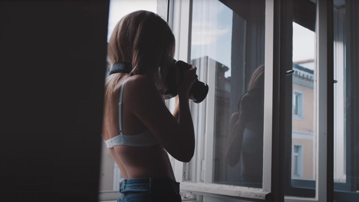 noul hit dance romanesc aflat acum in topurile internationale oricine a avut o dezamagire in dragoste se regaseste in melodie