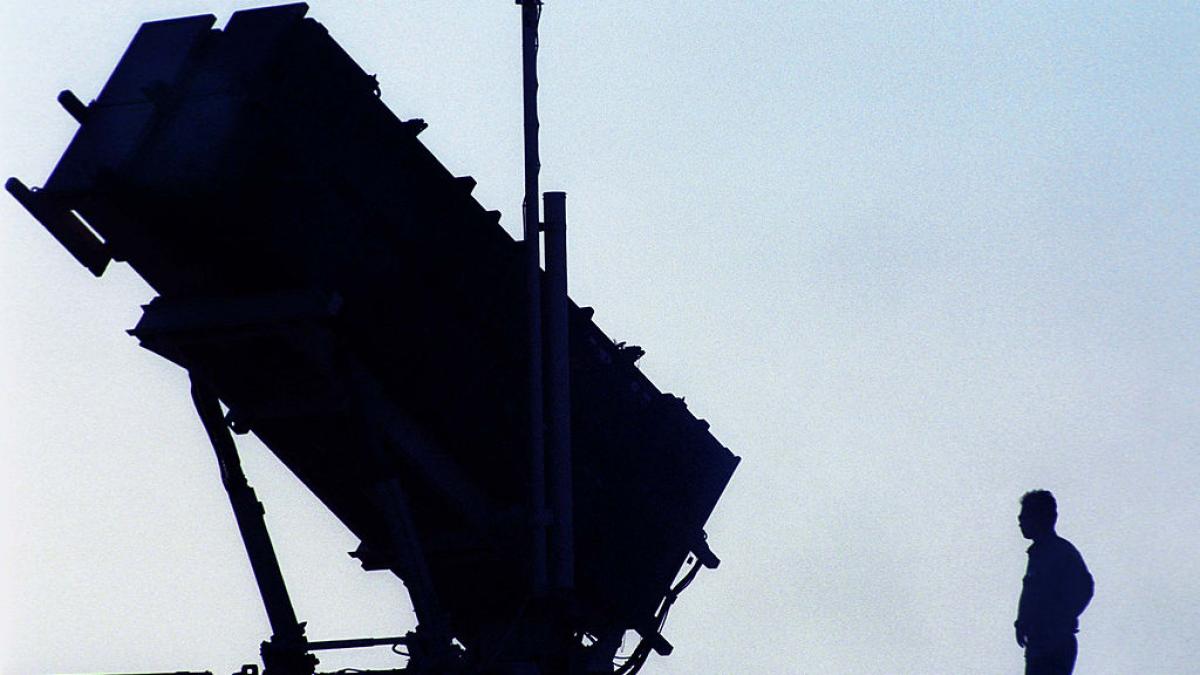 imagine in care apare un soldat israelian stă lângă o unitate de rachete antirachetă 