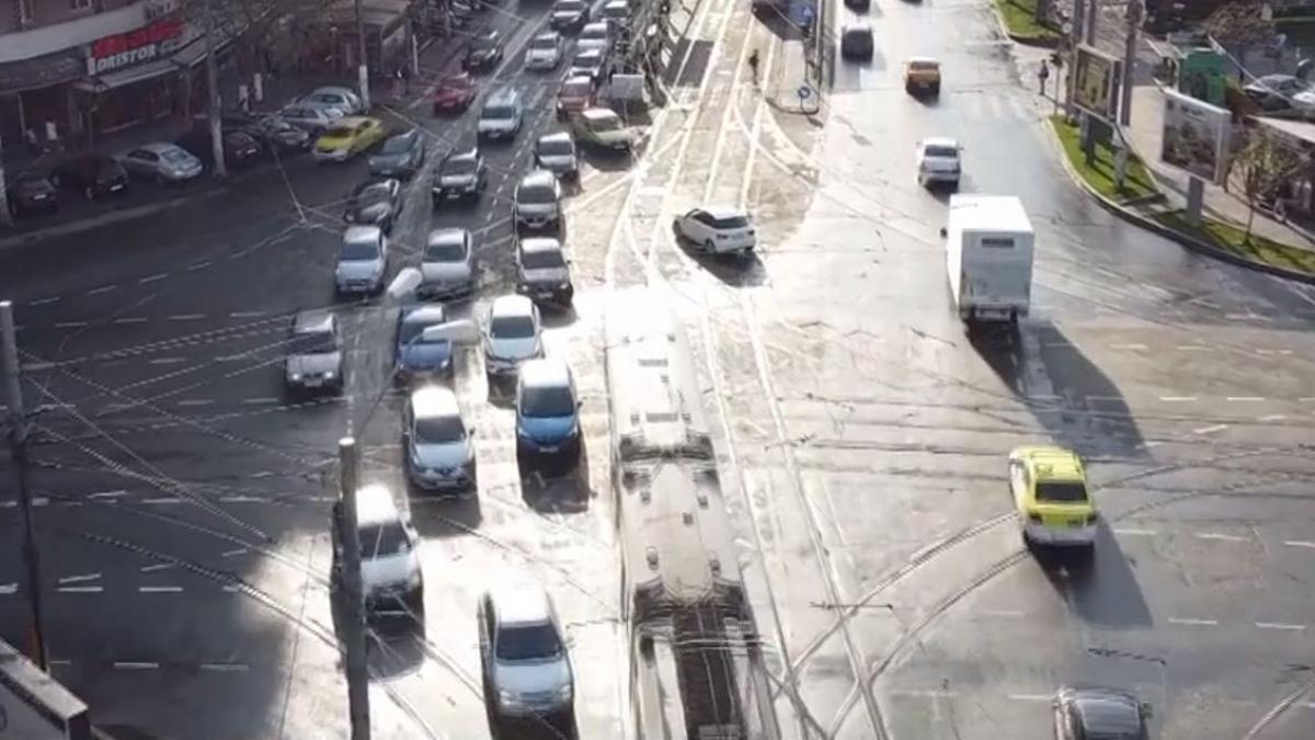 poza in care apar masini in traficul din Bucureşti