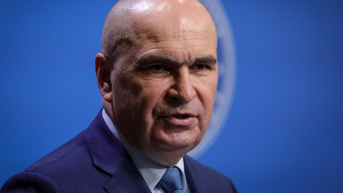 bolojan camuflat cu sapca la targul gaudeamus a cumparat intoarcerea marilor puteri rusia china si urmatorul razboi mondial