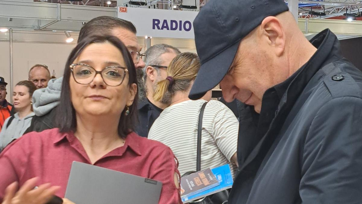 poza in care apare Ilie Bolojan, prim-ministrul României, la Targul Gaudeamus