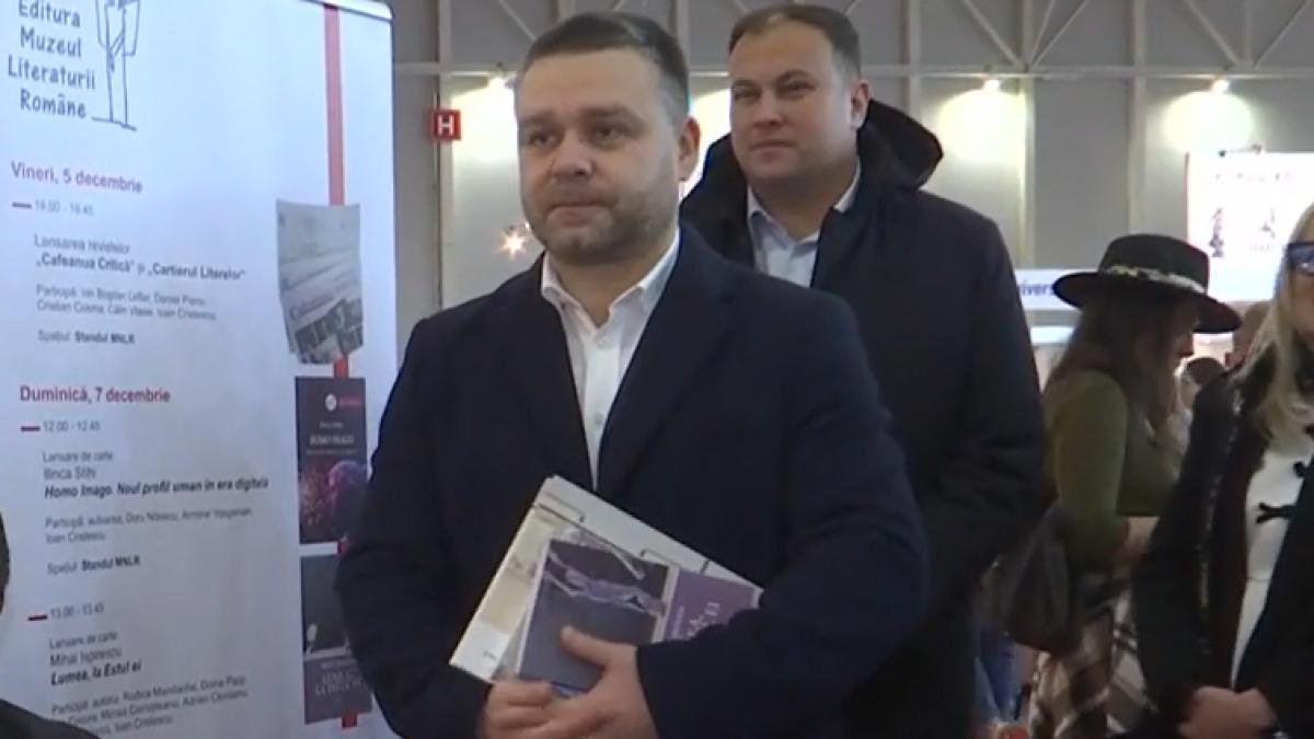 ciprian ciucu la romexpo, la târgul de carte gaudeamus, cu câteva cărți în mână