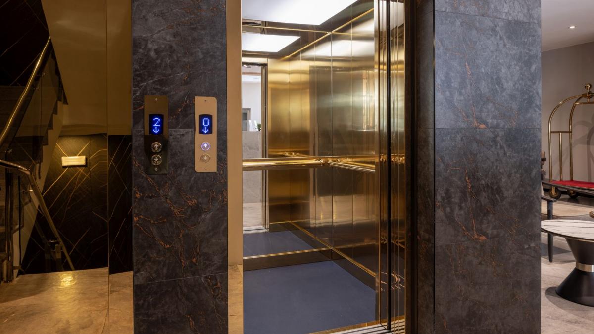 De ce au lifturile oglinzi. Motivul este unul psihologic