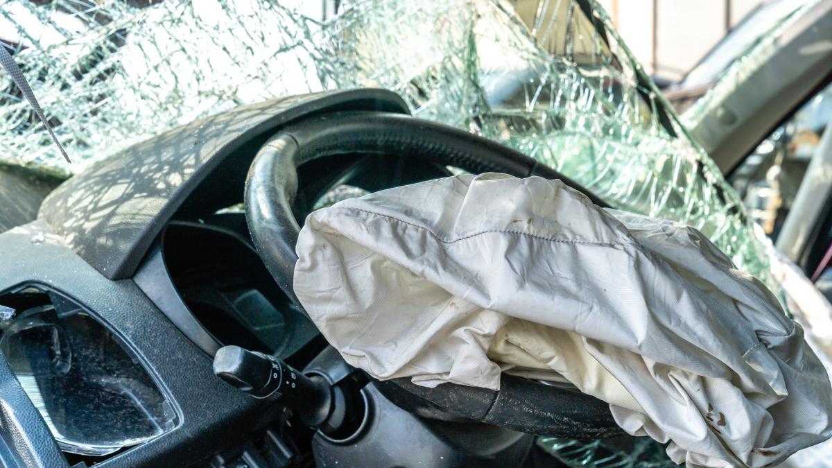 masina lovita accident parbriz spart si airbag sarit