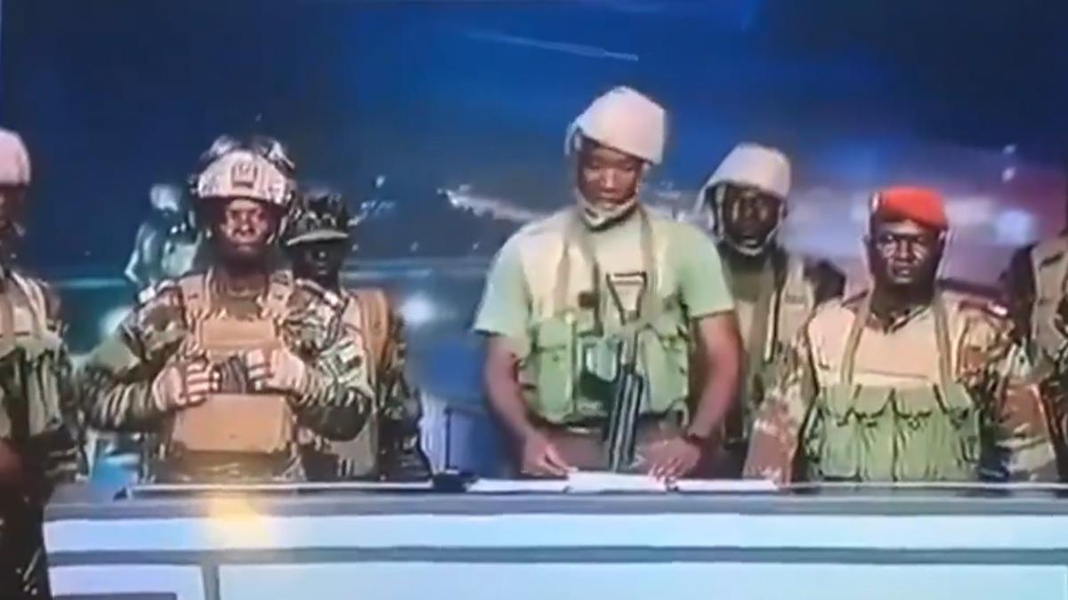 soldatii din benin au anuntat la televizor ca au dat o lovitura de stat focuri de arma s au auzit in resedinta presedintelui