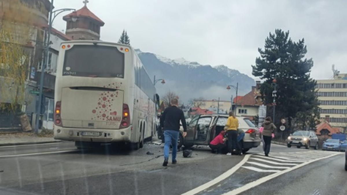 Un autocar cu 71 de oameni s-a tamponat cu un autoturism, la Sinaia. Mai mulţi oameni primesc îngrijiri medicale