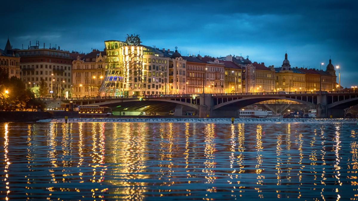 casa dansatoare devenita simbolul unei capitale europene cum arata constructia bizara si de ce a ajuns celebra in toata lumea