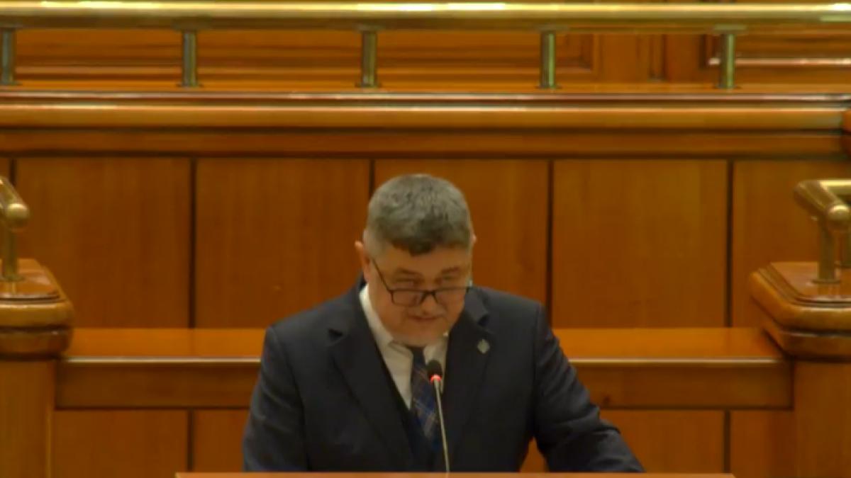 motiunea de cenzura impotriva guvernului este citita in parlament premierul ilie bolojan lipseste