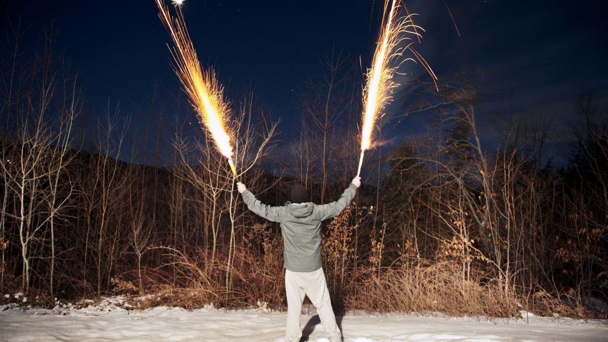 un baiat care a aprins artificii la o petrecere a ramas fara o mana incidentul a starnit o noua dezbatere in germania