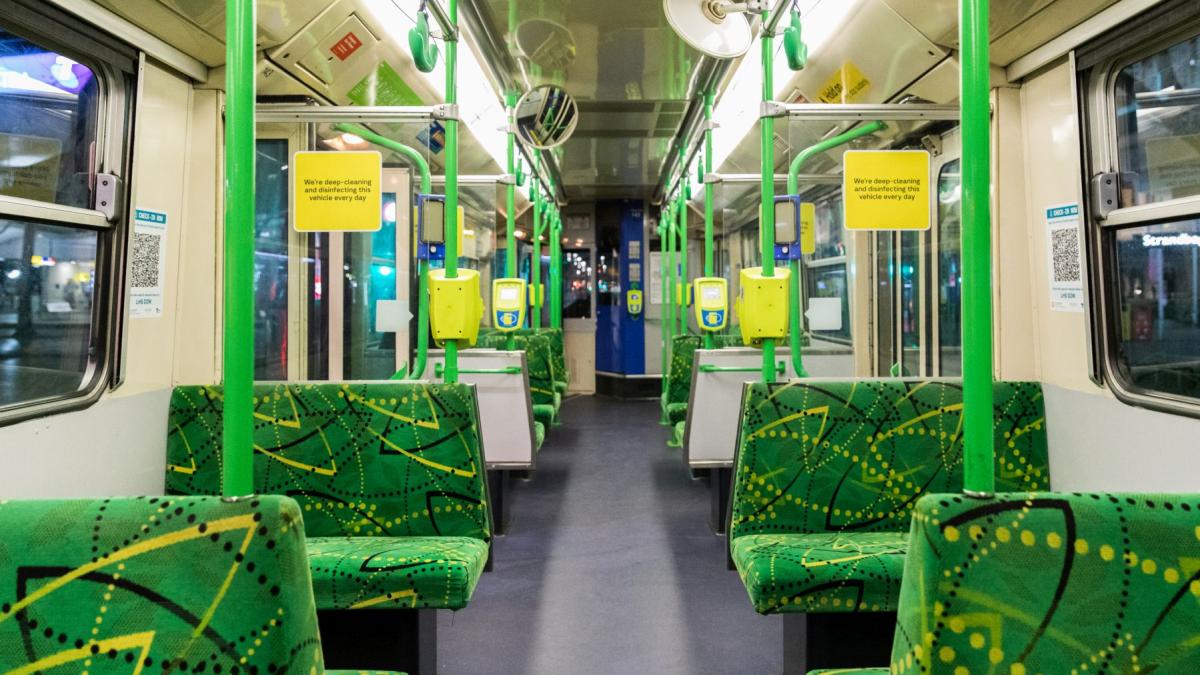 Un român a fost arestat după ce a bătut două fete care se sărutau în tramvai. Una dintre ele a rămas inconștientă