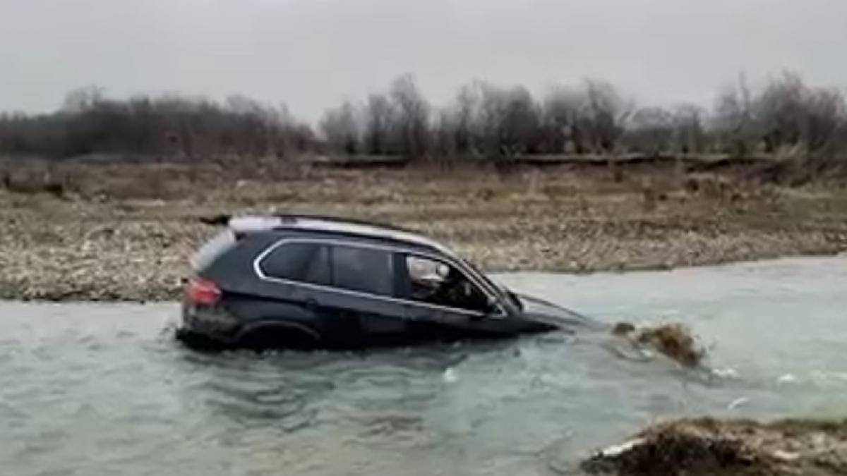 Un şofer băut şi fără permis a ajuns cu maşina în râu, după ce a fost urmărit de poliţişti pentru că n-a oprit la semnalele lor