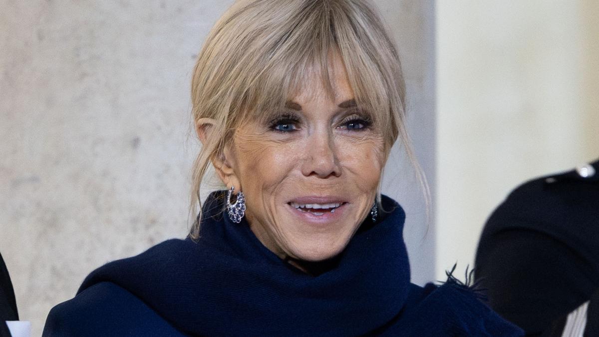 brigitte macron socheaza franta a fost filmata in timp ce injura activistele care au intrerupt un show le dam afara pe c vele alea