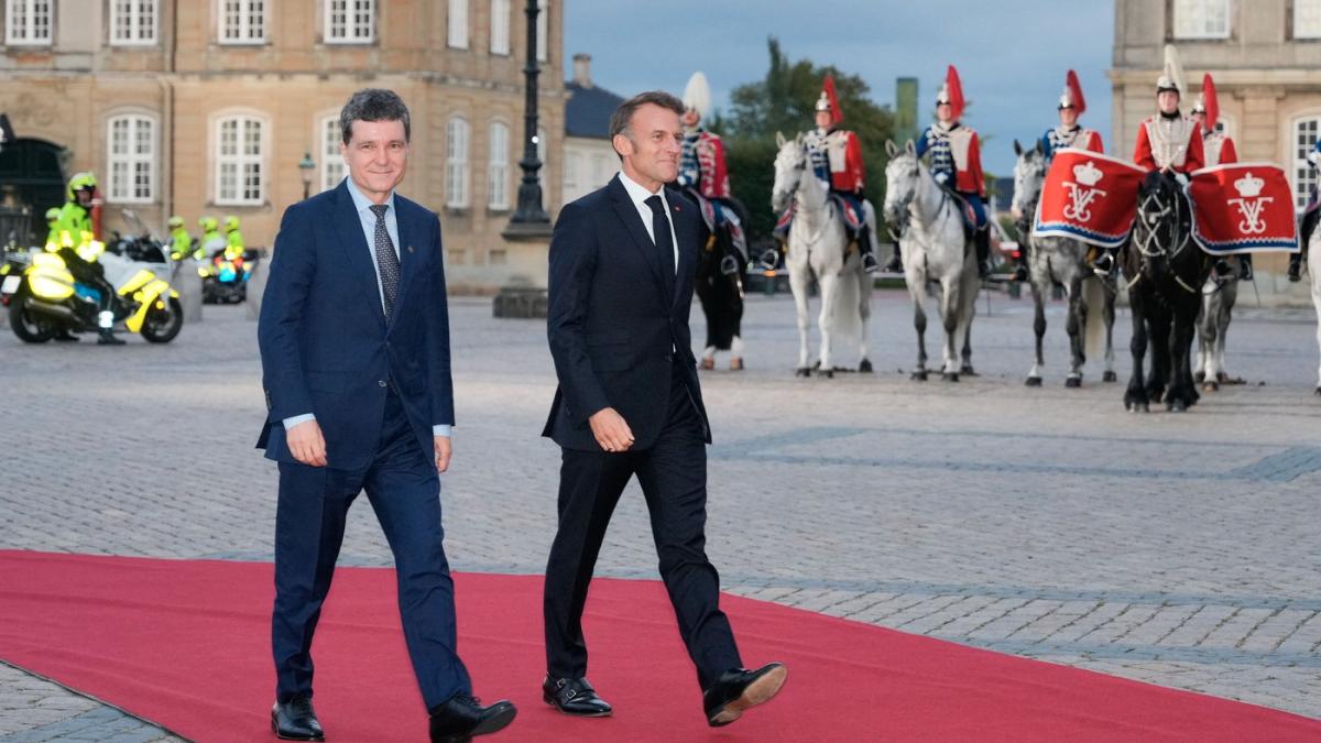 nicusor dan se intalneste la ora 14 00 cu emmanuel macron la palatul elysee presedintele e in prima vizita oficiala in franta