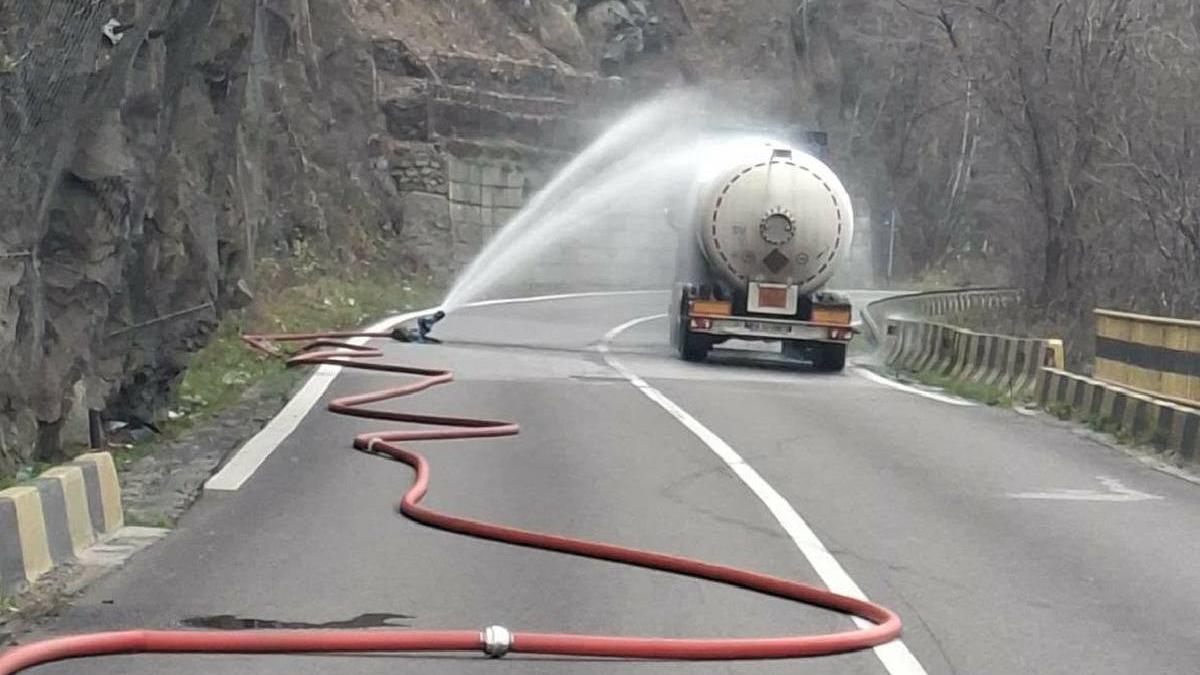 traficul ramane inchis pe valea oltului pana miercuri dimineata s au inregistrat scapari de gaze dintr o cisterna