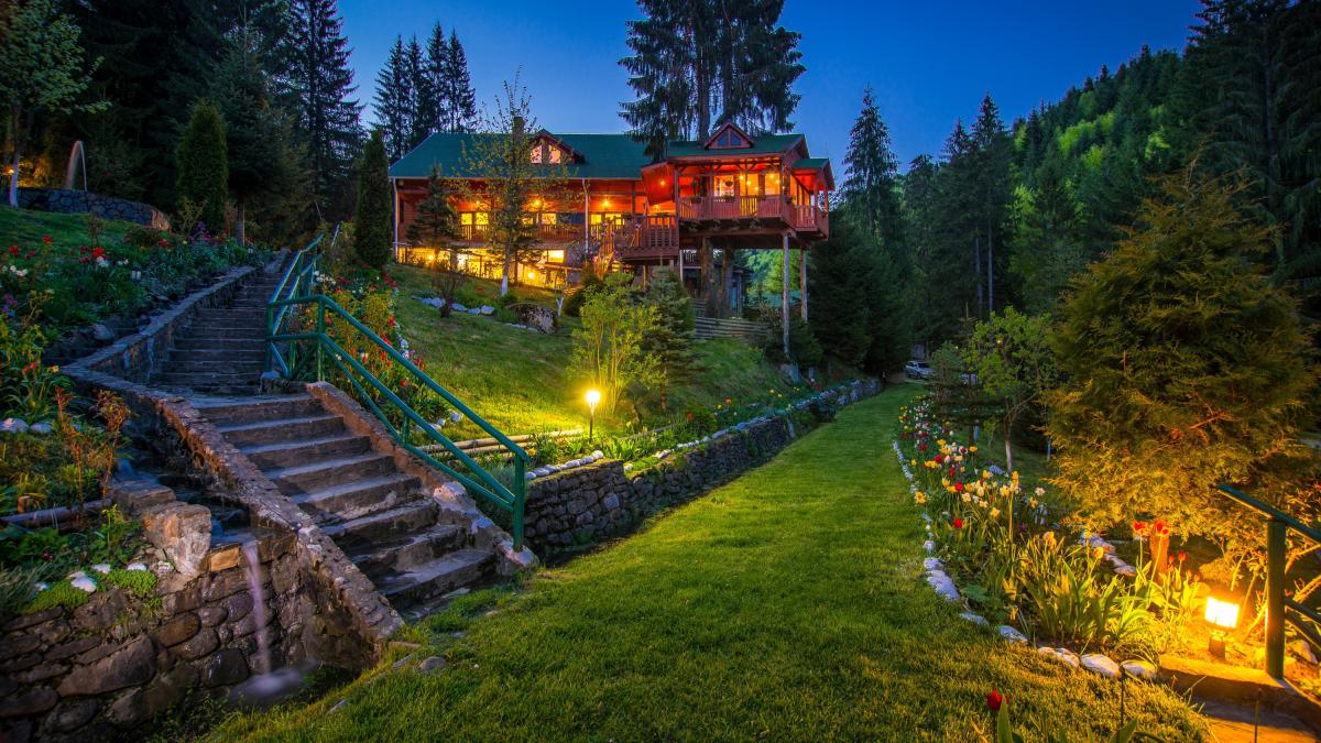 un fost pavilion de vanatoare al lui ceausescu e scos la vanzare cu un pret de pornire urias cum arata dupa ce a fost restaurat