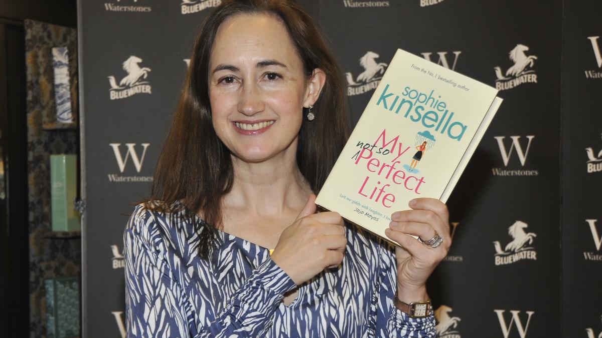 autoarea sophie kinsella tine in mana una dintre cartile ei