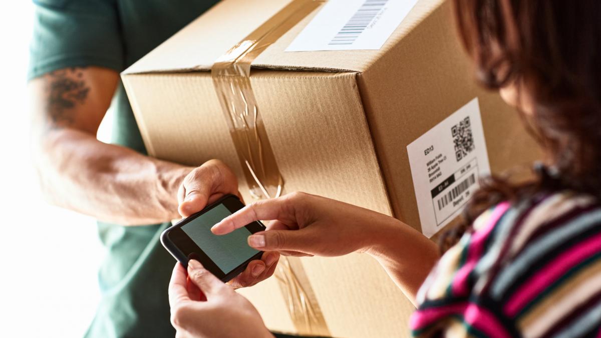 femeie primeste colet la ușă