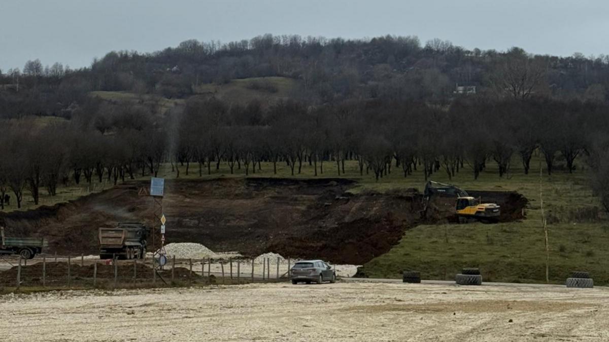 doi barbati s au apucat sa faca o parcare in albia raului argesel dar au fost vazuti din satelit s au trezit cu amenzi uriase