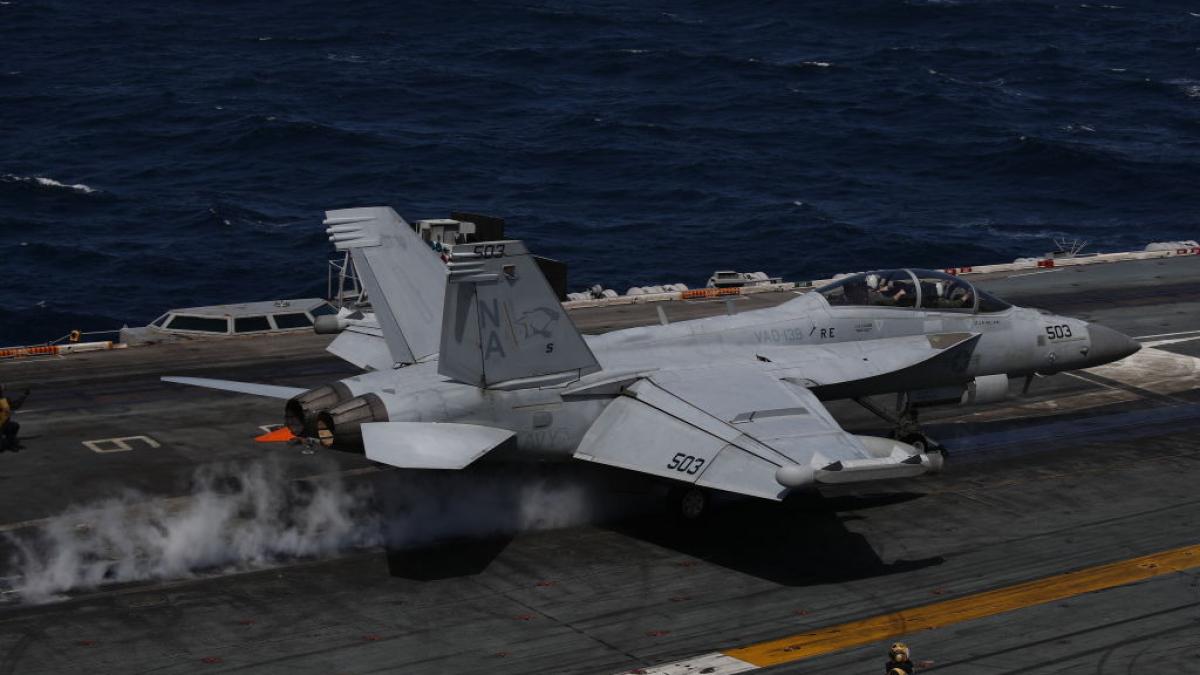 doua f 18 americane au survolat peste 30 de minute spatiul aerian din golful venezuelei cresc tensiunile intre washington si caracas