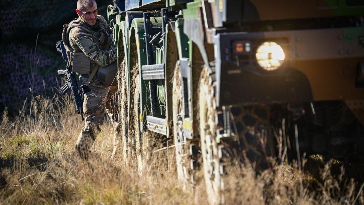 camion militar si un soldat care il supravegheaza