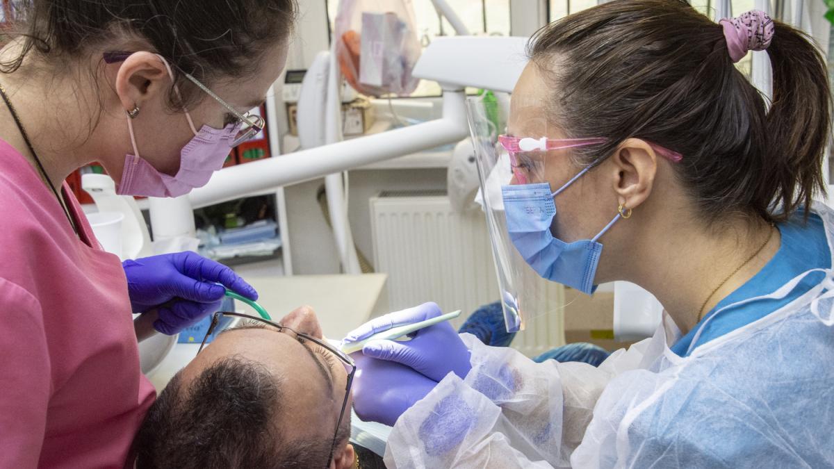 medic si asistent medical stomatolog in timpul unei proceduri