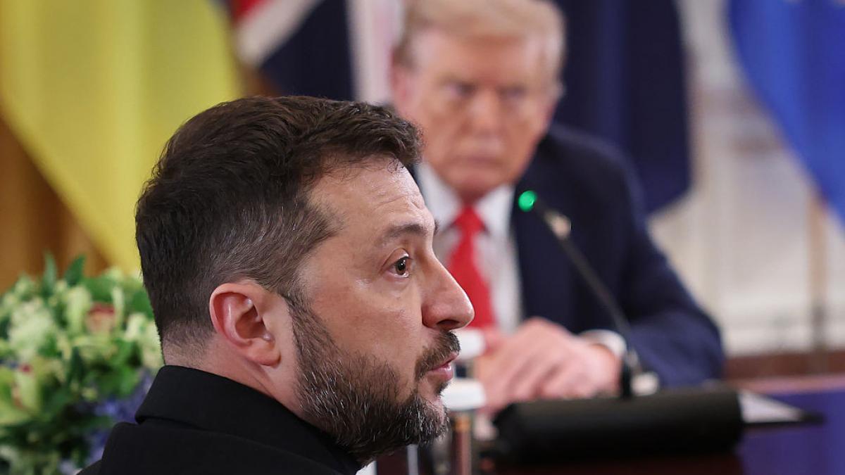 Zelenski cu Trump încruntat pe fundal