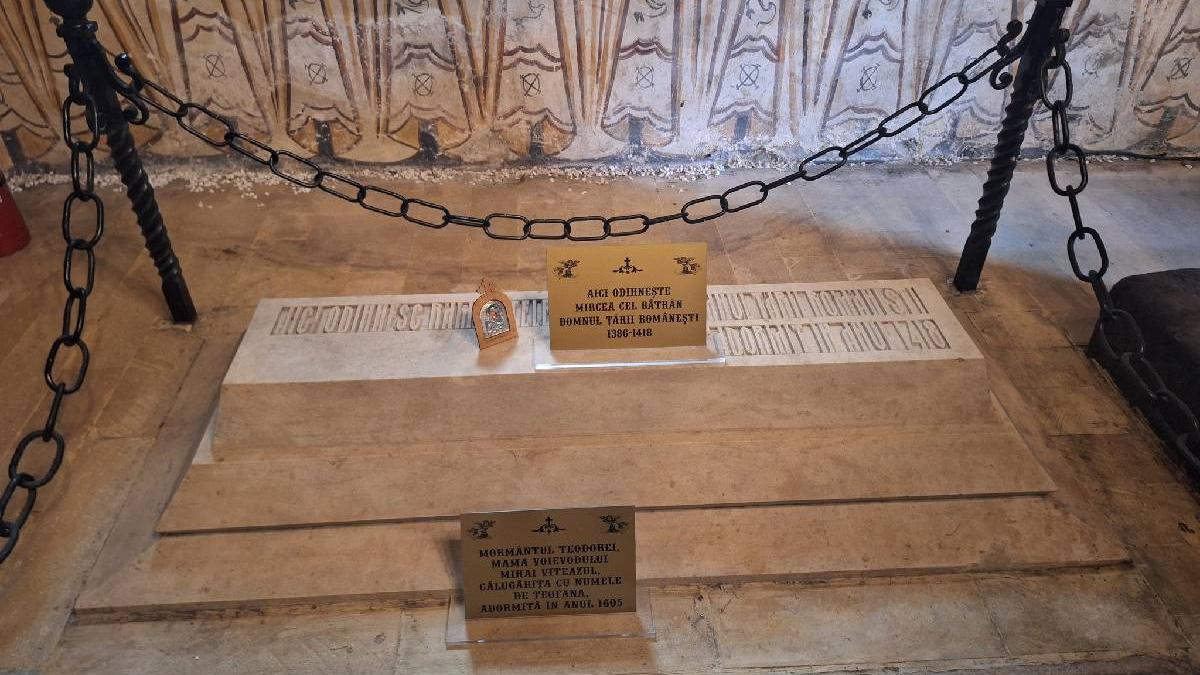 mormantul lui mircea cel batran de la manastirea cozia a fost redeschis dupa un secol