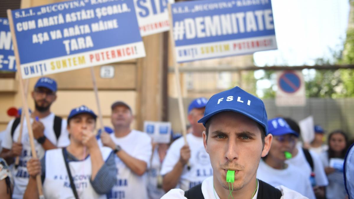 profesorii vin sa protesteze la guvern ministerul educatiei le promite ca nu vor mai exista alte masuri fiscale care sa i afecteze