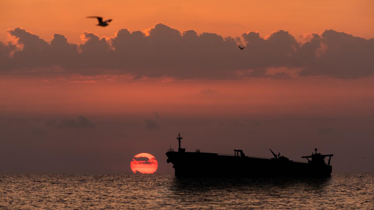 petrolier pe mare la apus de soare
