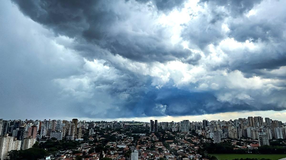 vanturi violente au lasat peste doua milioane de oameni fara curent in zona metropolitana sao paulo